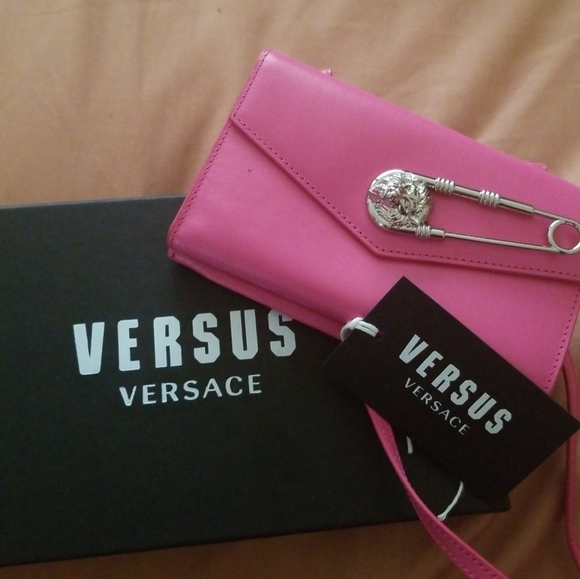 Versace Versus fuchsia  wallet on chain - Picture 1 of 4